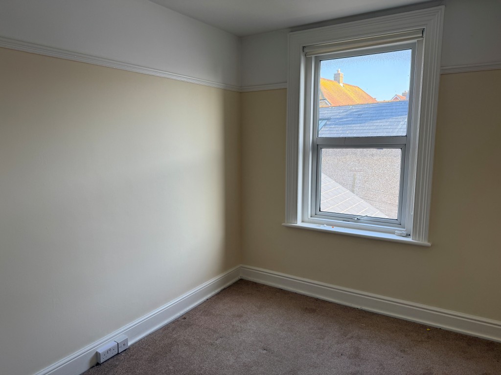 Lot: 154 - SPACIOUS MAISONETTE CLOSE TO SEAFRONT IN FAVOURED LOCATION - Bedroom 2 on second floor with window